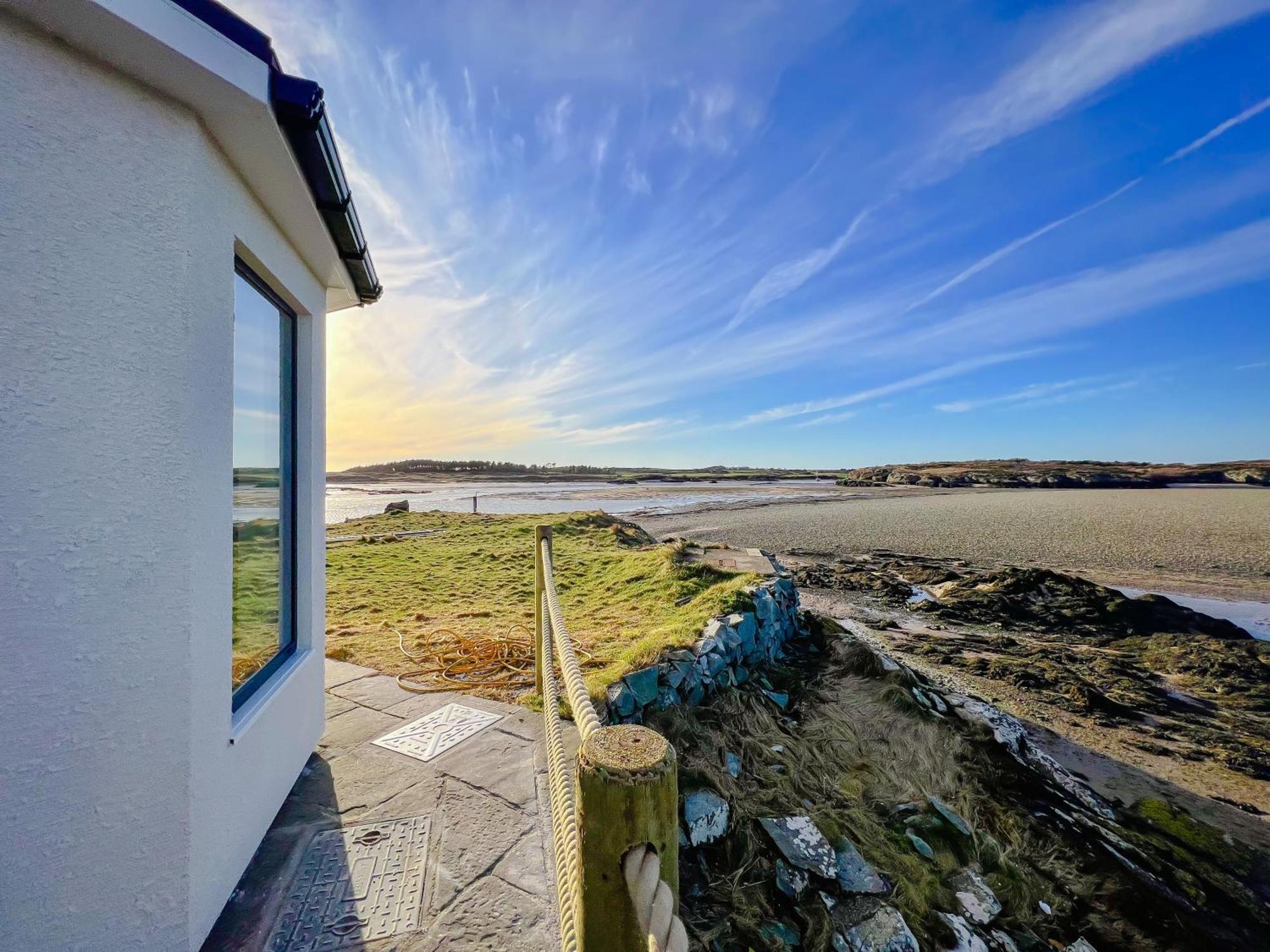 Hen Cymyran Villa Caergeiliog Exterior photo