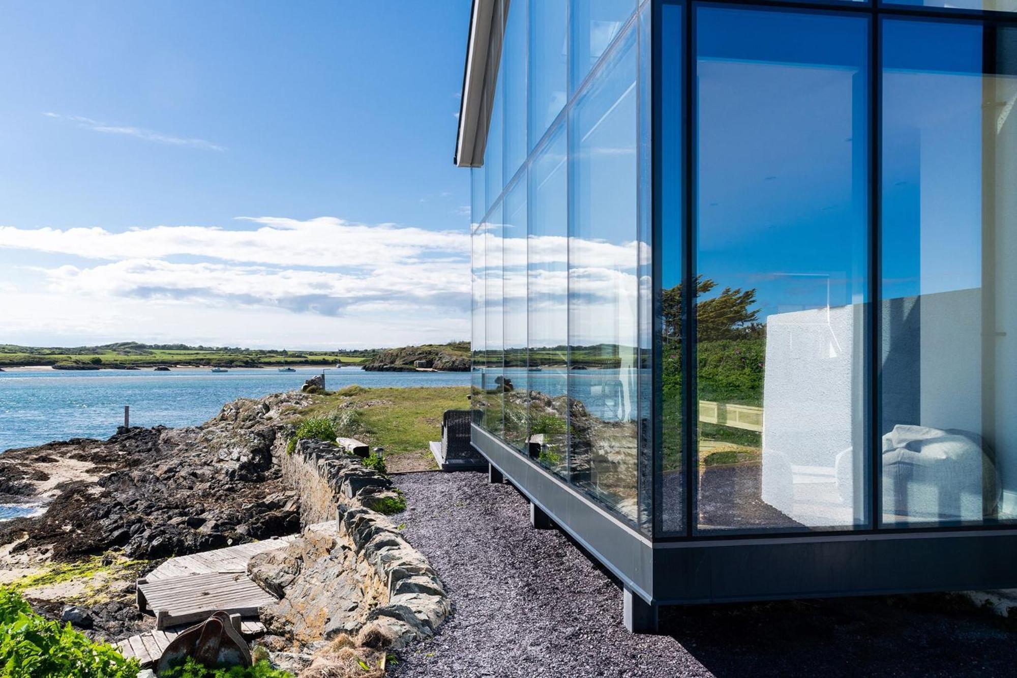 Hen Cymyran Villa Caergeiliog Exterior photo