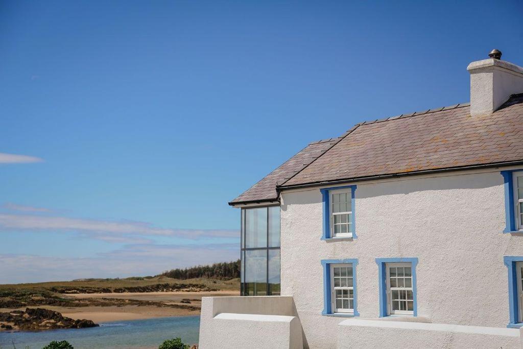 Hen Cymyran Villa Caergeiliog Exterior photo